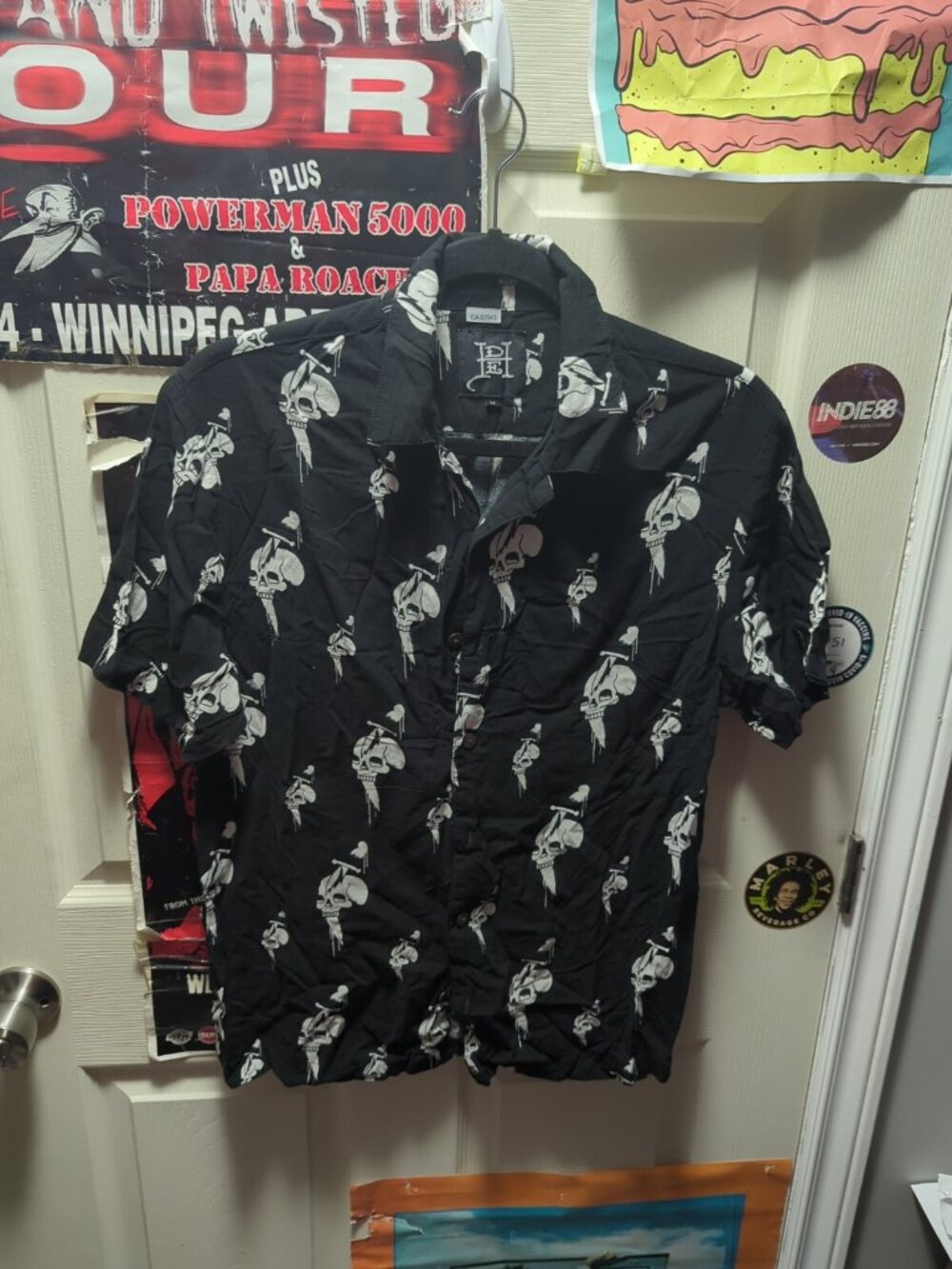 Ed hardy Men’s Medium Dripping Skulls Black Button Down Shirt Skull Dagger Y2K